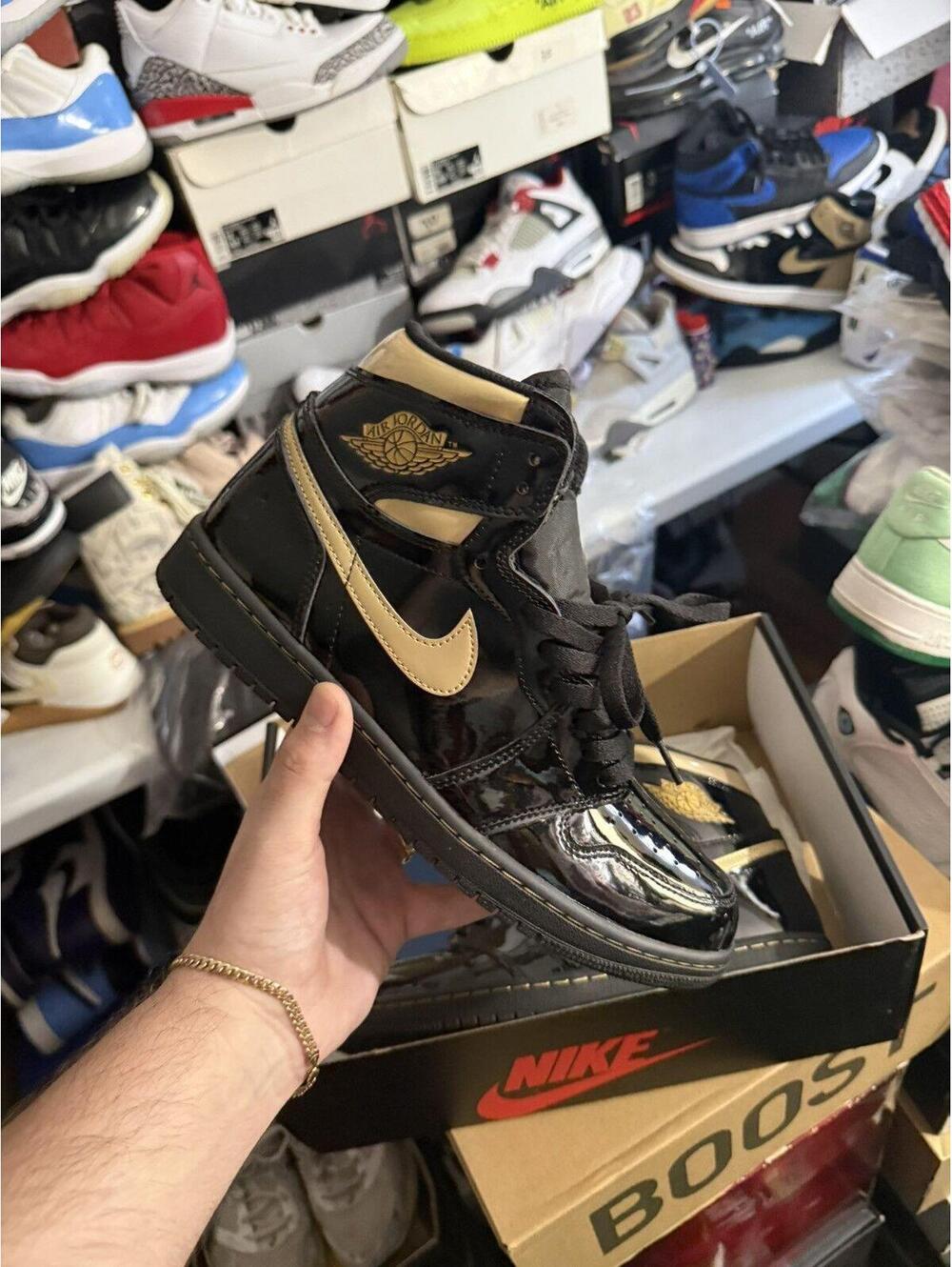 Jordan retro 1 black metallic gold sz 10
